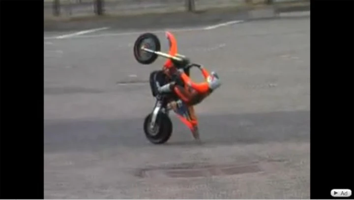 Video: freestyle con una KTM Supermotard radiocomandata