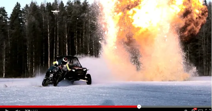 Sfida di drift sul ghiaccio: Suzuki GSX-R1000 vs UTV 4x4 Polaris [Video]