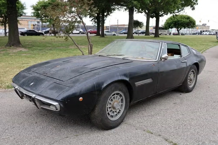 Una Maserati Ghibli ferma da decenni supera i 65.000 dollari all'asta