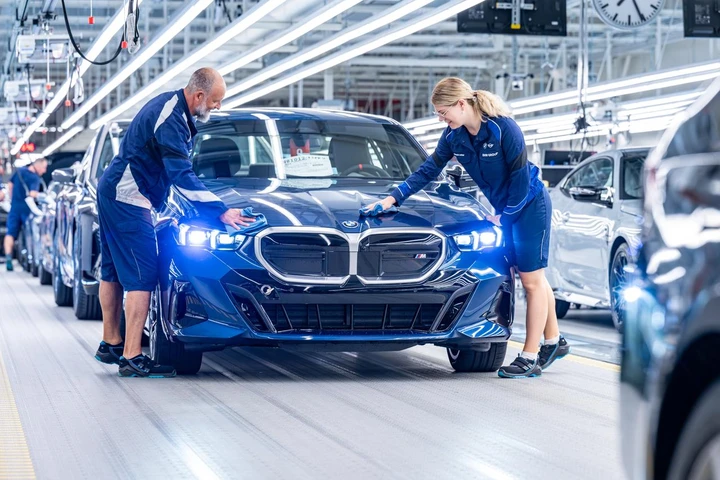 Nuova BMW Serie 5: partita la produzione nello stabilimento di Dingolfing