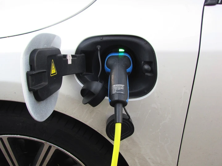 Auto elettriche e ibride plug-in: in Europa poche stazioni di ricarica