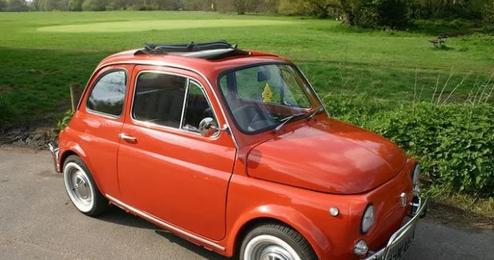 La Fiat 500 L del 1971 del Premier inglese David Cameron venduta a 22.950 euro.