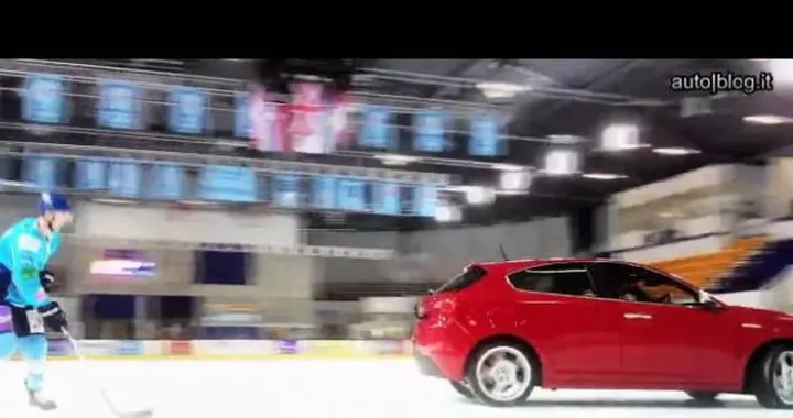 L'Alfa Romeo Giulietta gioca a hockey