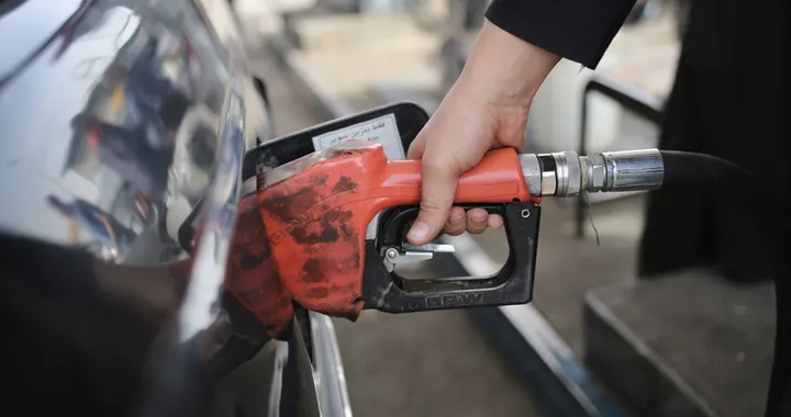 Come risparmiare benzina guidando: i trucchi e lo stile di guida