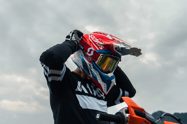Airoh Aviator 3 Six Days France: il casco in serie limitata celebra l'enduro
