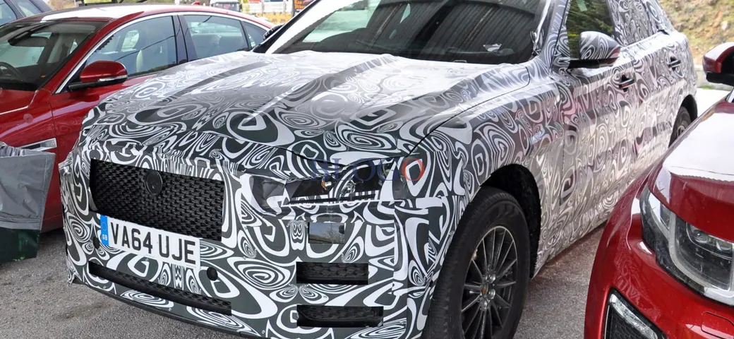 Jaguar F-Pace: nuove foto spia, ecco gli interni