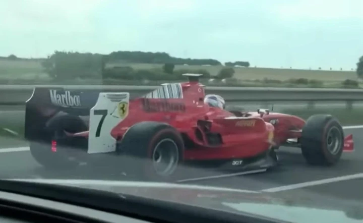 Con una monoposto in stile Ferrari F1 gira in autostrada [Video]