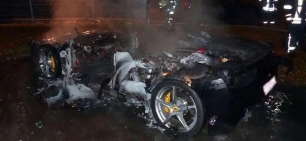 Dà fuoco alla sua Ferrari 458 Italia: 20enne svizzero arrestato per truffa