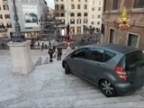 Incidente a Trinità dei Monti: auto sulla scalinata, l'ennesimo caso