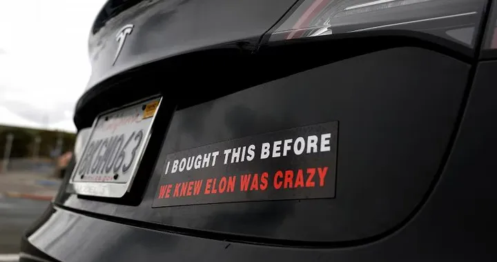 Per non venire vandalizzate, le Tesla si affidano agli adesivi