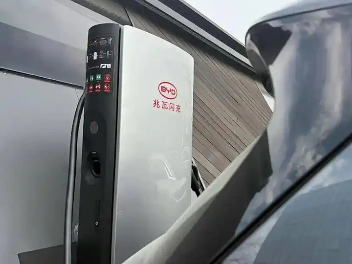 BYD accelera in Europa, colonnine Megawatt Flash Charger fino a 1.000 kW