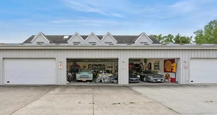 Compri una villa a Long Island e ti regalano 41 auto storiche nel garage