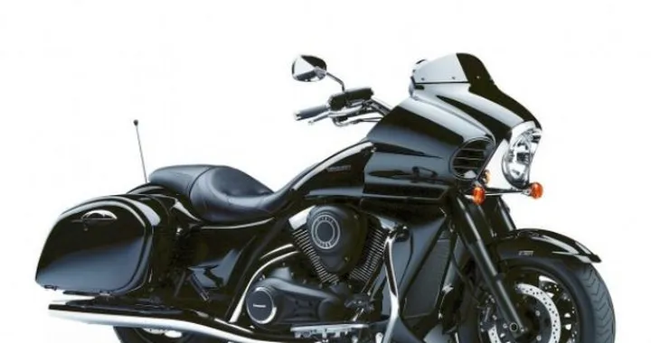 Kawasaki VN1700 Voyager Custom 2011: bagger di serie in abito scuro
