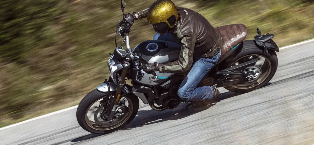 CFMoto 700CL-X Heritage arriva nei concessionari: foto, caratteristiche e prezzi