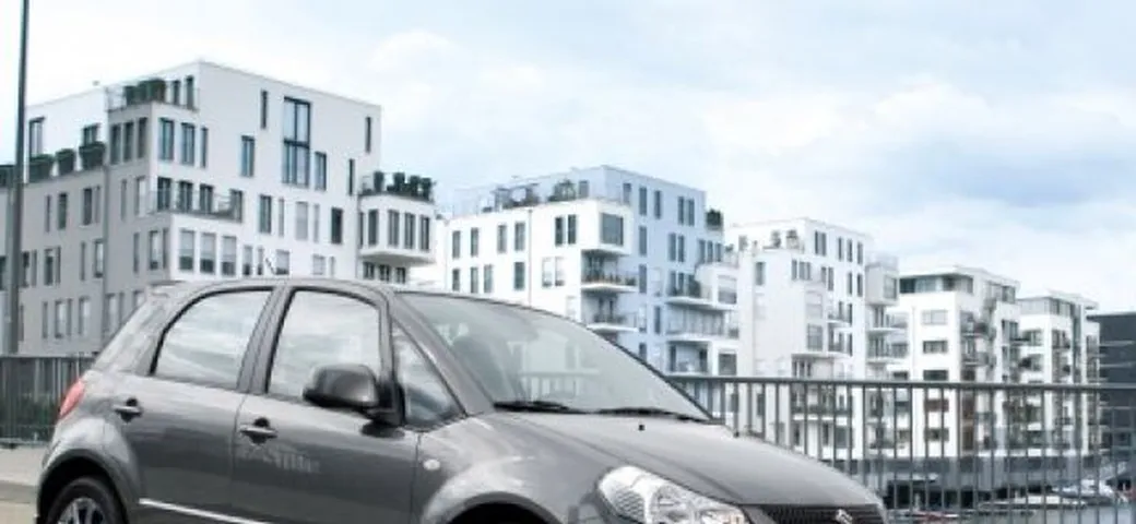 Suzuki: le prime immagini della SX4 restyling