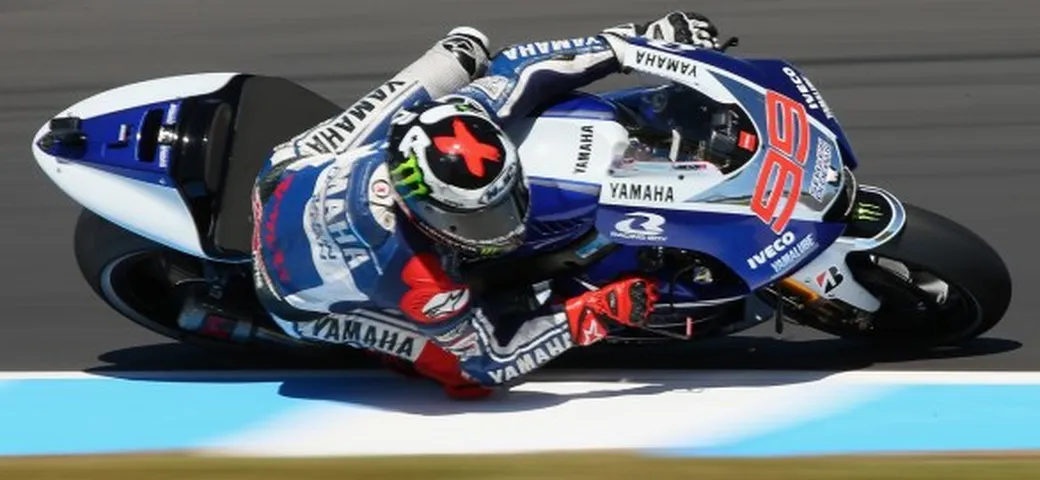 Phillip Island, le “libere” a Lorenzo. Marquez (gran volo) solo sesto. Rossi solito quarto