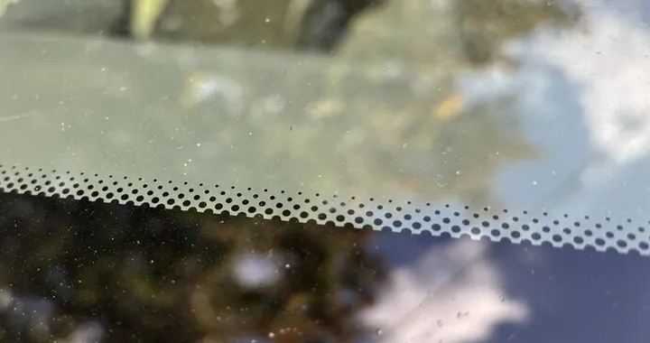 Quei puntini neri sul parabrezza non sono decorativi: ecco a cosa servono