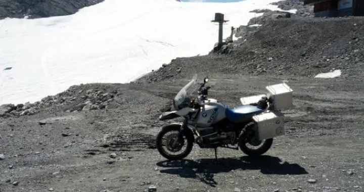 Foto del giorno: GS tra le Alpi
