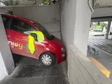 Fiat 500 bloccata sulle scale di un palazzo, mistero a Roma