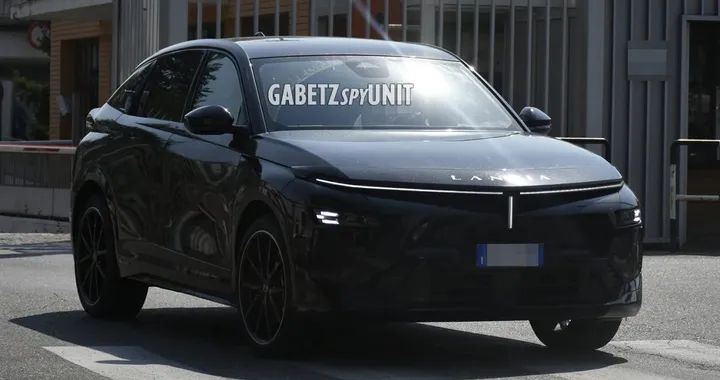 Lancia Gamma HF avvistata su strada: il nuovo SUV sportivo si mostra nei test