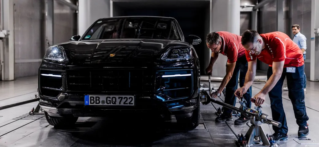 Porsche: come lavora la galleria del vento climatica di Weissach