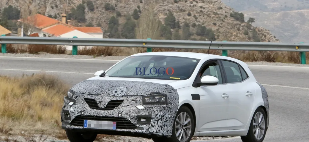 Renault Megane: foto spia del facelift