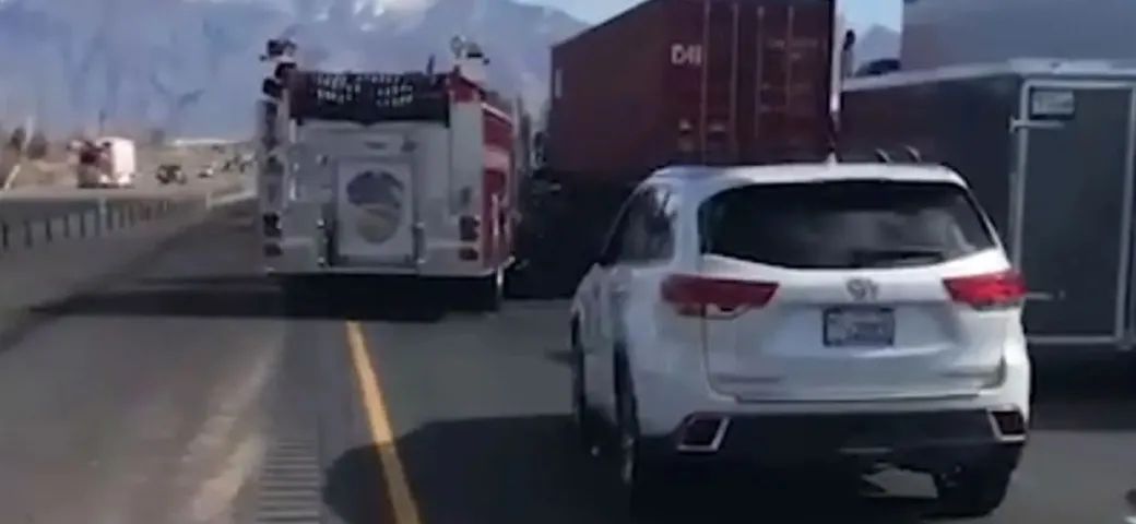 Camion dei pompieri si schianta contro nove veicoli [Video]