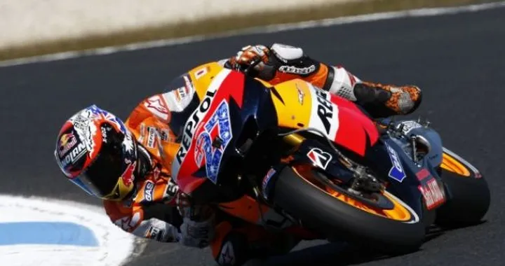 Stoner "acchiappatutto" per 15 millesimi. Rossi impigliato nella carambola della prima curva.