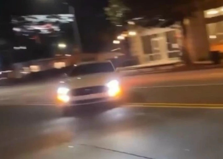 Instant karma: la Mustang evita lo schianto, ma non la Polizia... [Video]