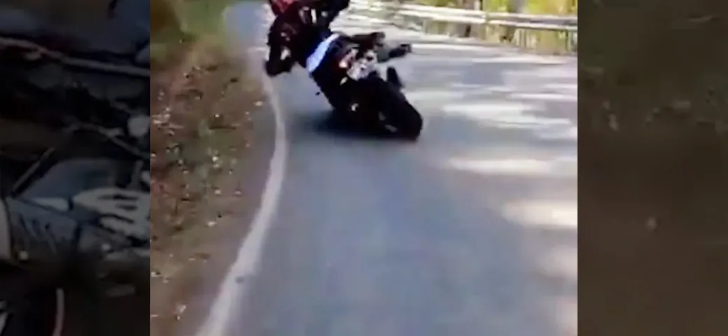 Sabbia in curva: motociclista sbalzato contro il muro (Video)