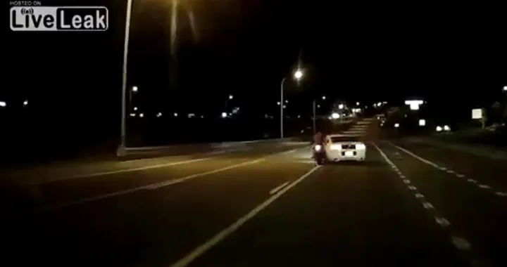 Mustang butta giù una moto [Video]