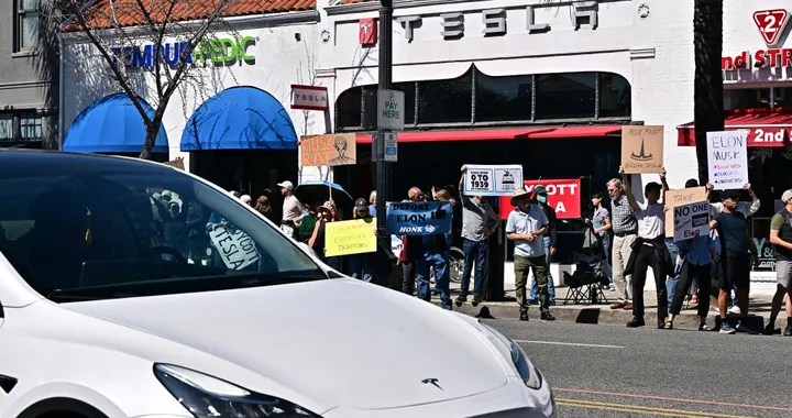 Tesla sprofonda in Borsa, il marchio è in caduta libera