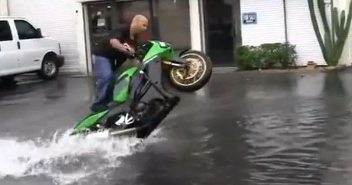 Video divertenti: drifting nell'acqua alta