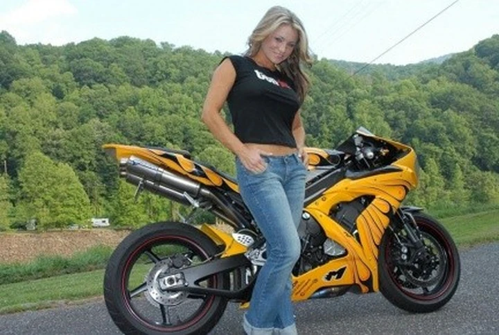 Sexy Bikers: una R1 ed una bionda