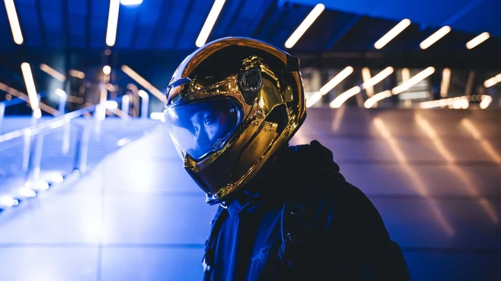 Ruroc AT4.0 Gold Chrome: il casco in fibra di carbonio che sembra oro liquido