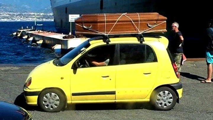 Calabria: l'auto sbarca con la bara sul tetto