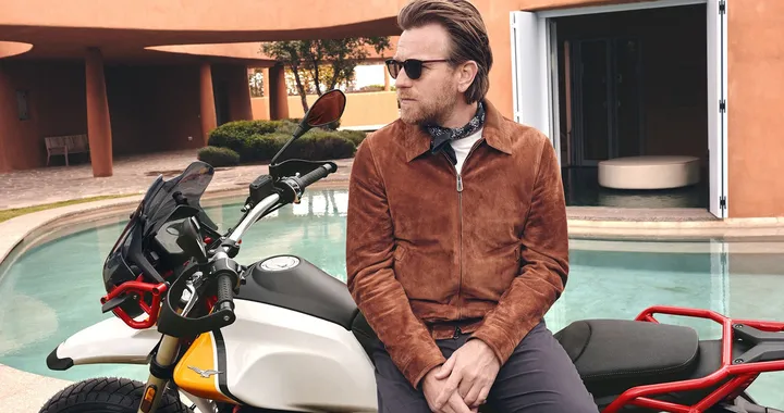 Ewan McGregor in sella alla Moto Guzzi V85TT sulle strade della Sardegna