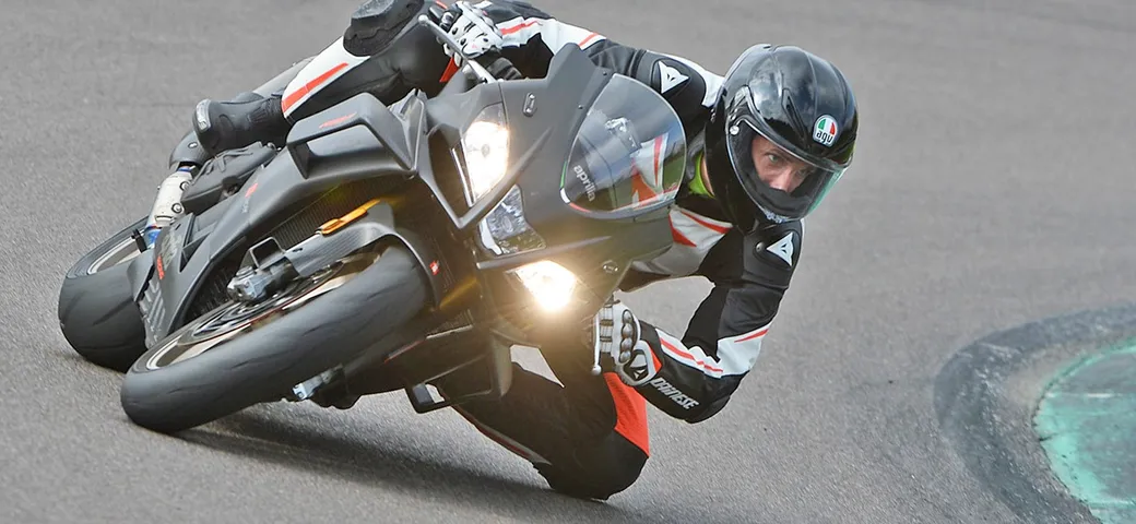 Aprilia RSV4 e Tuono 2019: la prima volta (a Imola) non si scorda mai... (VIDEO)