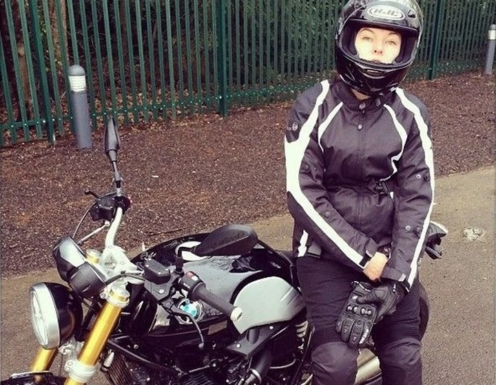 Milla Jovovich prova la BMW R nineT ... e cade [video]