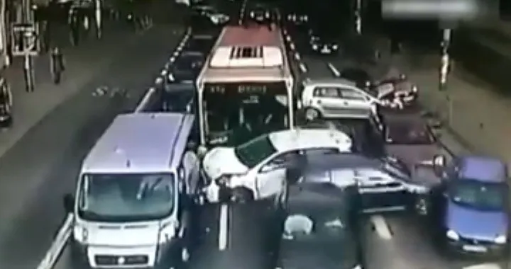 L'autista dell'autobus sviene e provoca un maxi tamponamento [VIDEO]