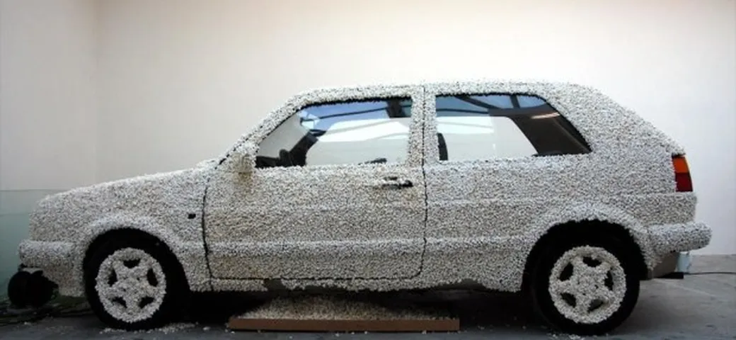 Volkswagen Golf: uno studente la ricopre di pop corn