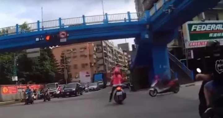 L'azzardo al semaforo non paga: motociclista imprudente a terra [Video]