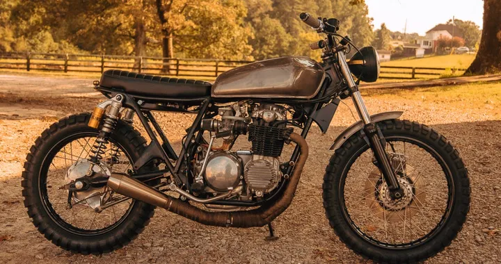 Honda CB550 Brat Tracker: la rivoluzione artigianale di Goose Chase Cycles