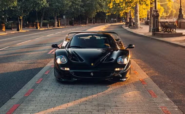 Ferrari F50 nera all’asta: uno degli esemplari più rari può superare i 7 milioni