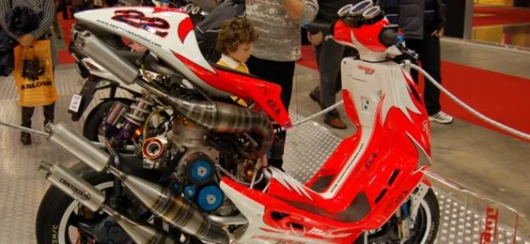Live @ Eicma di Milano: Malaguti F12 V4 da 90 CV by Cristofolini