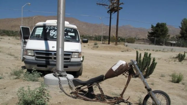 Foto del giorno: chopper in vendita nel... deserto del Mojave California
