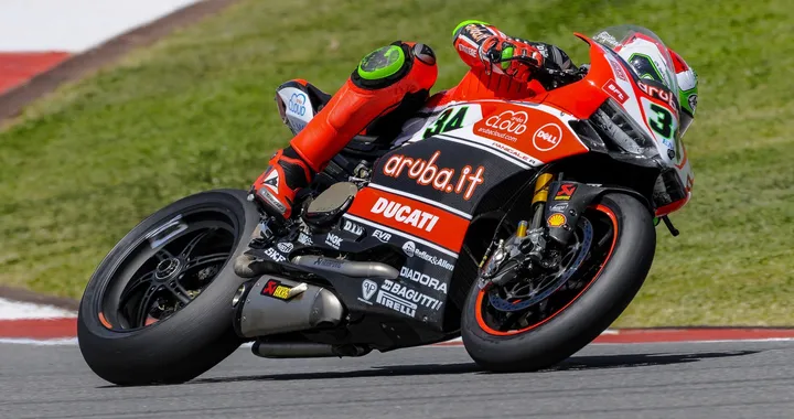Superbike Portimao 2015: Giugliano davanti alle Kawasaki nel Day-1