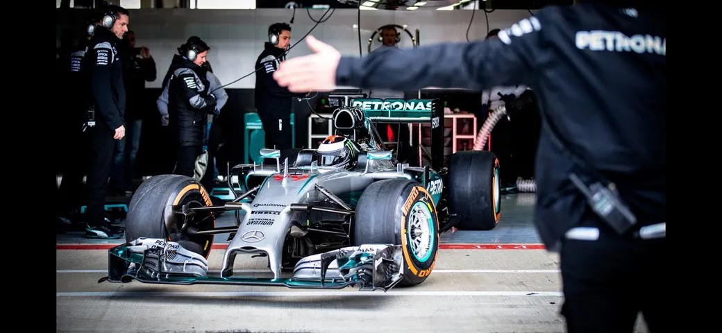 Jorge Lorenzo con la Mercedes F1 W05 Hybrid