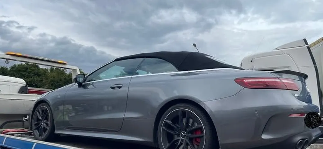 Corre a 215 km/h con una cabrio sportiva: non finisce bene