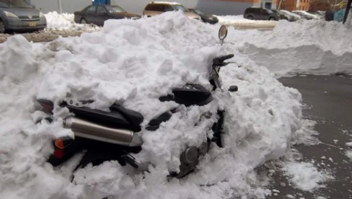 Foto del giorno: Hornet sotto la neve di New York
